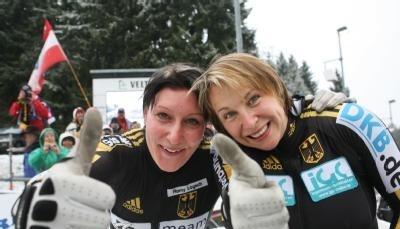 Cathleen Martini (r) und Romy Logsch haben beim Weltcup in Winterberg ihren Spaß.