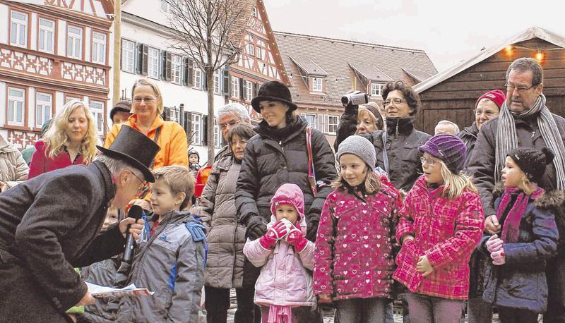 Märchenerzähler Eberhard Leiblich ließ auch die kleinen Weihnachtsmarktbesucher zu Wort kommen. Sie waren zur Eröffnung wieder zahlreich erschienen.