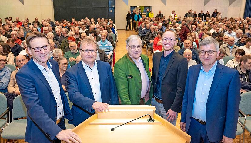 Fragen zum Windpark beantworteten im Bürgerzentrum (von links): Thomas Csaszar. Klaus Mandel, Karl-Eugen Graf Neipperg, Thomas Ellmer und Harald Endreß.
Foto: Christiana Kunz Fragen zum Windpark beantworteten im Bürgerzentrum (von links): Thomas Csaszar. Klaus Mandel, Karl-Eugen Graf Neipperg, Thomas Ellmer und Harald Endreß.
Foto: Christiana Kunz