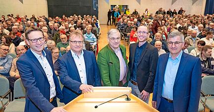 Fragen zum Windpark beantworteten im Bürgerzentrum (von links): Thomas Csaszar. Klaus Mandel, Karl-Eugen Graf Neipperg, Thomas Ellmer und Harald Endreß.
Foto: Christiana Kunz Fragen zum Windpark beantworteten im Bürgerzentrum (von links): Thomas Csaszar. Klaus Mandel, Karl-Eugen Graf Neipperg, Thomas Ellmer und Harald Endreß.
Foto: Christiana Kunz