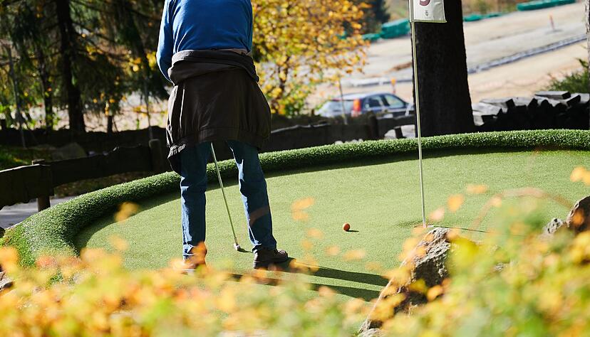 Manchmal ist es wie verflixt und der Ball kommt wieder aus dem Loch heraus. (Symbolbild) Manchmal ist es wie verflixt und der Ball kommt wieder aus dem Loch heraus. (Symbolbild)