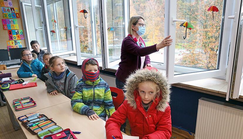 Wenn der Wecker alle 20 Minuten klingelt, wird in den Klassenzimmern gelüftet. Das kann dank neuer Luftreinigungsgeräte bald reduziert werden. Wenn der Wecker alle 20 Minuten klingelt, wird in den Klassenzimmern gelüftet. Das kann dank neuer Luftreinigungsgeräte bald reduziert werden.