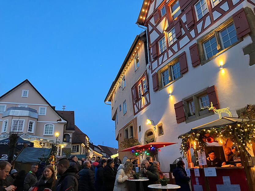 Je später der Abend, desto stimmungsvoller wird es auf dem Forchtenberger Weihnachtsmarkt.