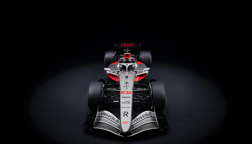 Erstmals zeigte sich der R26 in seiner endg&uuml;ltigen Lackierung und mit allen Sponsorenlogos.