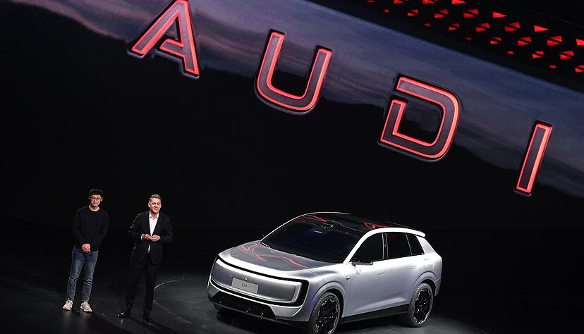 Audi-Chef Gernot D&ouml;llner (rechts) stellt auf der Automesse in Peking eben das neue SUV-Modell E7X der von Audi eigens f&uuml;r China gegr&uuml;ndeten Marke AUDI vor