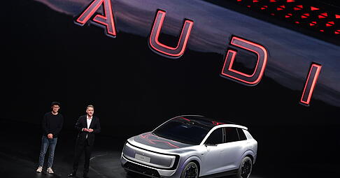 Audi-Chef Gernot D&ouml;llner (rechts) stellt auf der Automesse in Peking eben das neue SUV-Modell E7X der von Audi eigens f&uuml;r China gegr&uuml;ndeten Marke AUDI vor