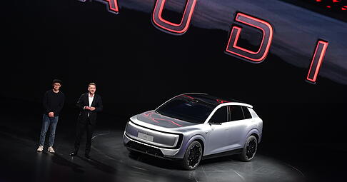 Audi-Chef Gernot D&ouml;llner (rechts) stellt auf der Automesse in Peking eben das neue SUV-Modell E7X der von Audi eigens f&uuml;r China gegr&uuml;ndeten Marke AUDI vor