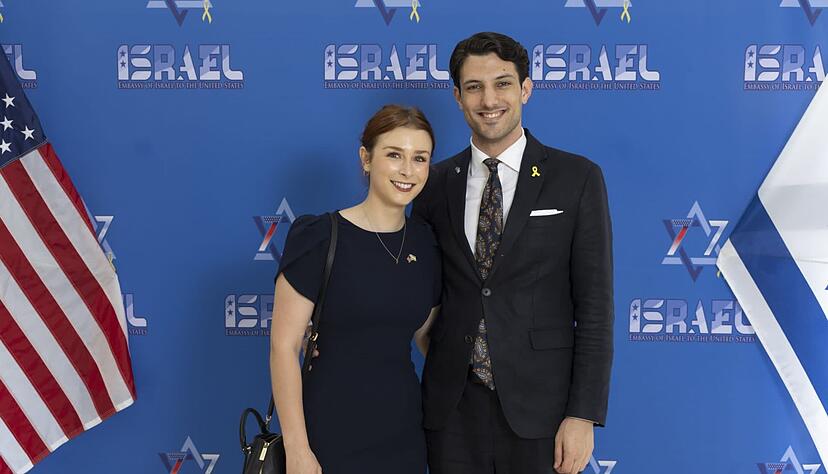 Sie standen kurz vor der Verlobung. Der mutmaßliche Täter, der sie erschossen hat, handelte offenbar aus Solidarität mit dem Schicksal der Palästinenser im Nahen Osten. Ihm könnte die Todesstrafe drohen. Sie standen kurz vor der Verlobung. Der mutmaßliche Täter, der sie erschossen hat, handelte offenbar aus Solidarität mit dem Schicksal der Palästinenser im Nahen Osten. Ihm könnte die Todesstrafe drohen.