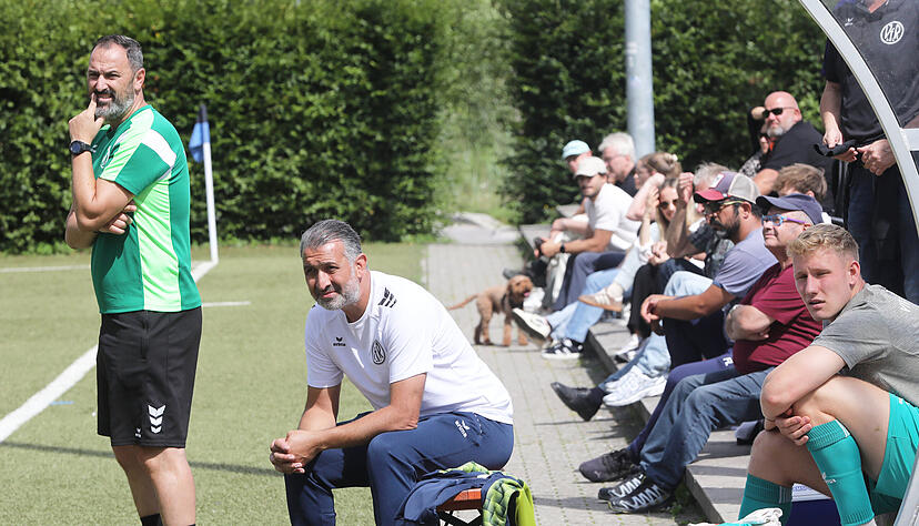 Co-Trainer Matteo Battista (links) vertritt gegen Freiberg den im Familienurlaub weilenden Chefcoach Markus Lang an der Seitenlinie.