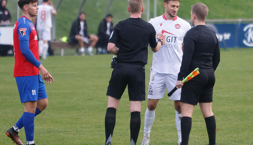 Neckarsulms Kapitän Pascal Sohm im Gespräch mit den Schiedsrichtern.