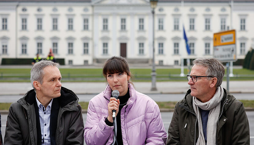 Carla Hinrichs, Sprecherin der Letzen Generation, erkl&auml;rt gemeinsam mit Rolf Meyer (l) und Nikolaus Froitzheim &uuml;ber die Strategie&auml;nderungen der Bewegung.