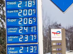 Die Preise an den Tankstellen bleiben hoch. Der Nutzen der 12-Uhr-Tank-Regel wird von vielen Experten angezweifelt.