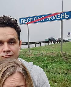 Eduard Perevalov und Ekaterina Tretjakova passieren auf der Fahrt an die Grenze zu Georgien einen Ort, der übersetzt „Glückliches Leben“ heißt. Eduard Perevalov und Ekaterina Tretjakova passieren auf der Fahrt an die Grenze zu Georgien einen Ort, der übersetzt „Glückliches Leben“ heißt.