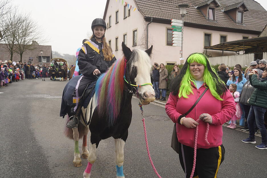 Festumzug in D&ouml;rzbach: Zuschauer genie&szlig;en den traditionellen Fr&uuml;hjahrspferdemarkt