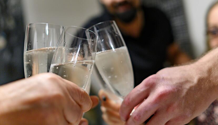 Eine Runde Sekt für die Mitarbeiter - nett, wenn der Chef das erlaubt. Die Arbeitsfähigkeit darf das aber nicht beeinträchtigen.
