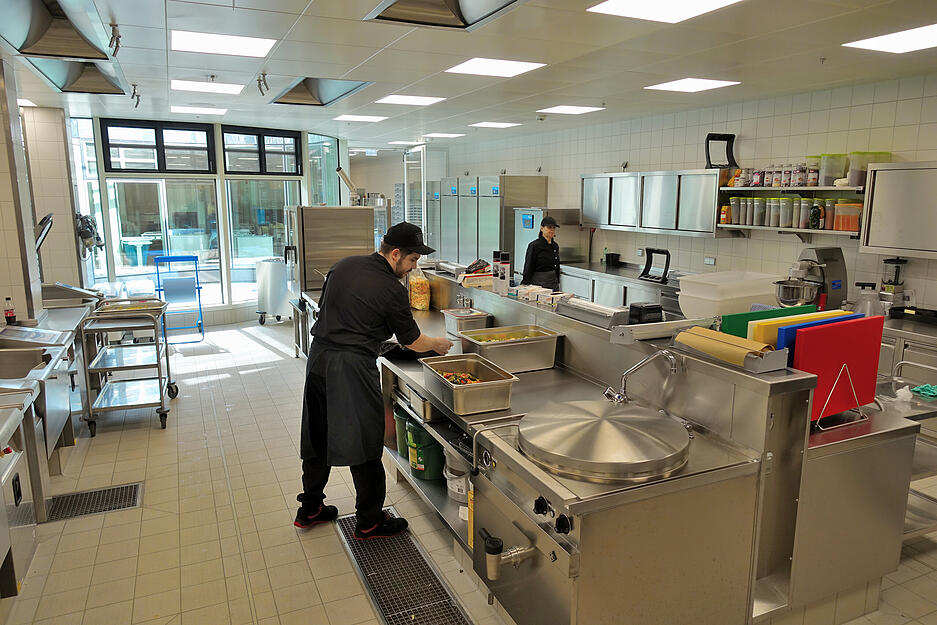Ein Blick in die K&uuml;che, die wie auch die Mensa selbst auch im Untergeschoss noch lichtdurchfluttet ist