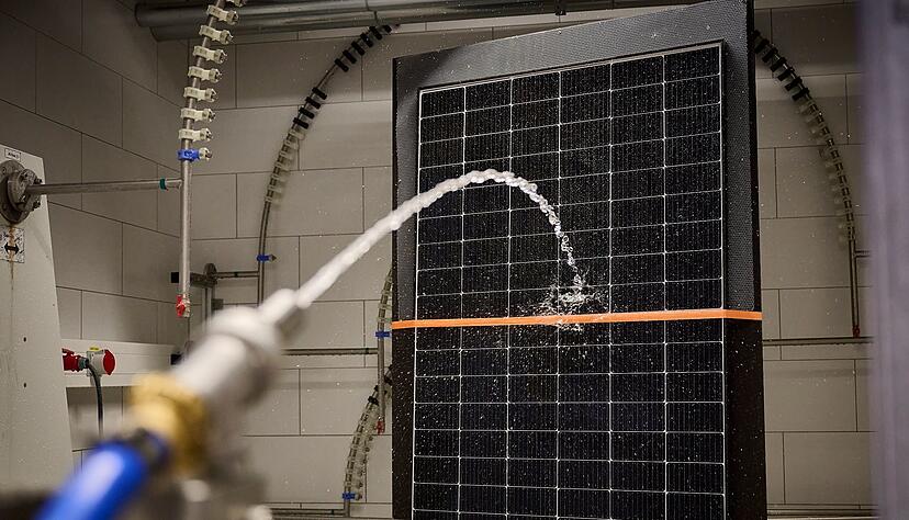 Ein Balkonkraftwerk wird auf Wasservertr&auml;glichkeit getestet.