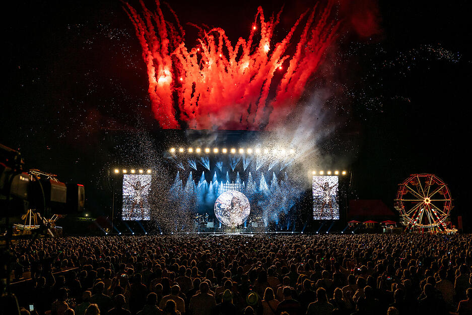 Schlagersängerin Andrea Berg macht am Wochenende in der Wir-machen-Druck-Arena in Aspach Halt. Am Freitag erwartete 17.000 Fans eine fulminante Show mit Feuerwerk und Showeinlagen.
