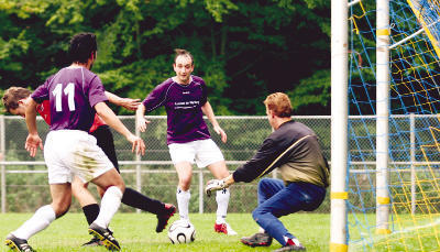 Die Duttenberger Onur Celik (links) und Christian Gurgau (Mitte) lauern, doch SSV-Torh&uuml;ter Sven Ostrowski schnappt sich den Ball. (Foto: Alex Bertok)