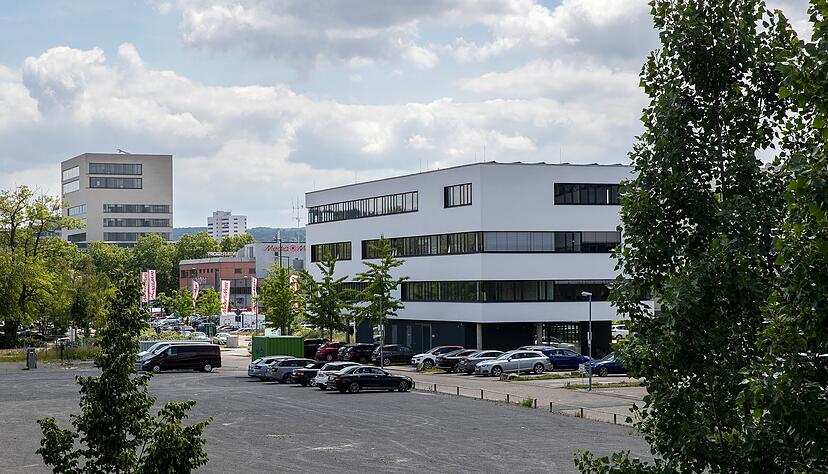 Das neueJoint Venture XL2 wird an der Edisonstra&szlig;e angesiedelt &minus; in Sichtweite der wei&szlig;e Turm auf dem Bildungscampus (links).
Foto: Andreas Veigel