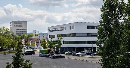 Das neueJoint Venture XL2 wird an der Edisonstra&szlig;e angesiedelt &minus; in Sichtweite der wei&szlig;e Turm auf dem Bildungscampus (links).
Foto: Andreas Veigel