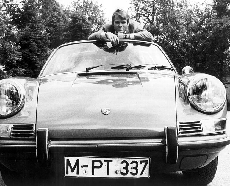 1969: Schauspieler Fritz Wepper am Rande des Drehs zu einer neuen Folge der Krimiserie «Der Kommissar».