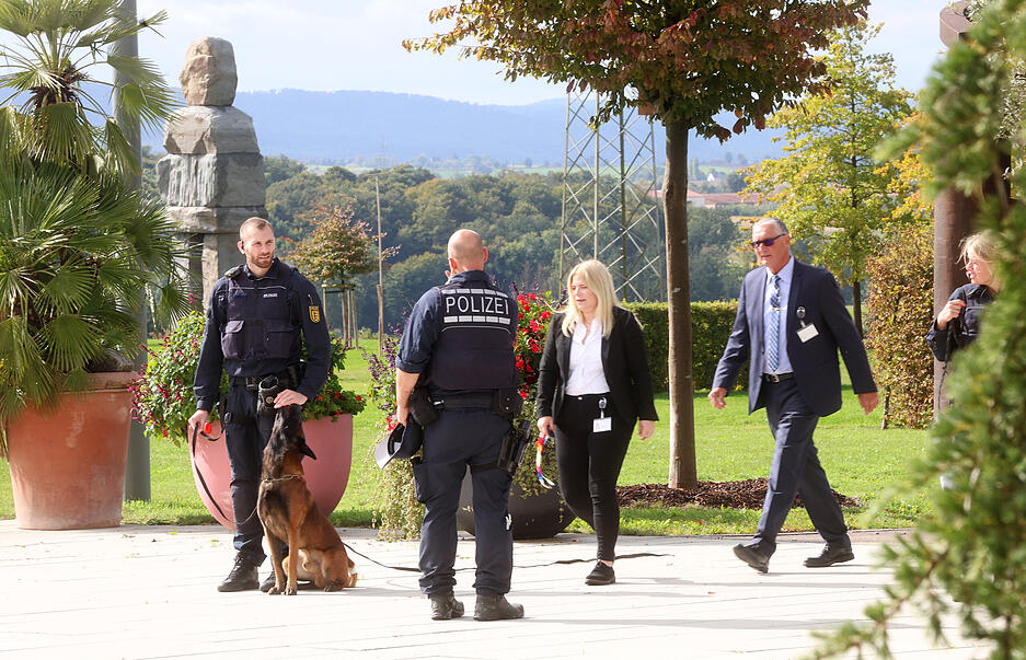 Sicherheitspersonal begleitet den Besuch von Kanzler Olaf Scholz bei Reinhold Würth in Künzelsau. Sicherheitspersonal begleitet den Besuch von Kanzler Olaf Scholz bei Reinhold Würth in Künzelsau.