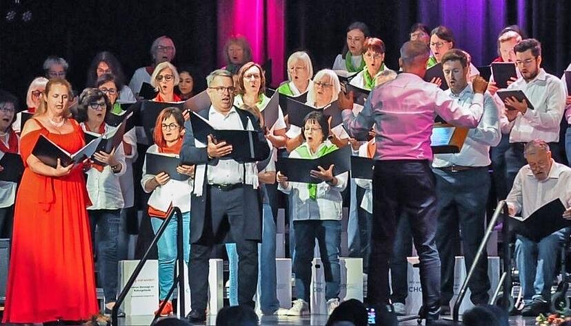 Eva Sell (vorne, links) und Bernd Stahl als Solisten im St&uuml;ck &bdquo;Libiamo ne&lsquo;lieti calici&ldquo;, einem Trinklied aus der Oper &bdquo;La Traviata&ldquo;.
Foto: Ben Ferdinand