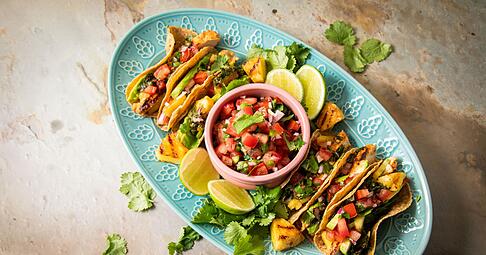 Richtig stilecht werden Hähnchen-Tacos erst mit Zugaben wie der mexikanische Tomatensalsa «Pico de Gallo», argentinischer Kräutersauce «Chimichurri», Avocado, gegrillter Ananas, Koriander und Limetten. Richtig stilecht werden Hähnchen-Tacos erst mit Zugaben wie der mexikanische Tomatensalsa «Pico de Gallo», argentinischer Kräutersauce «Chimichurri», Avocado, gegrillter Ananas, Koriander und Limetten.