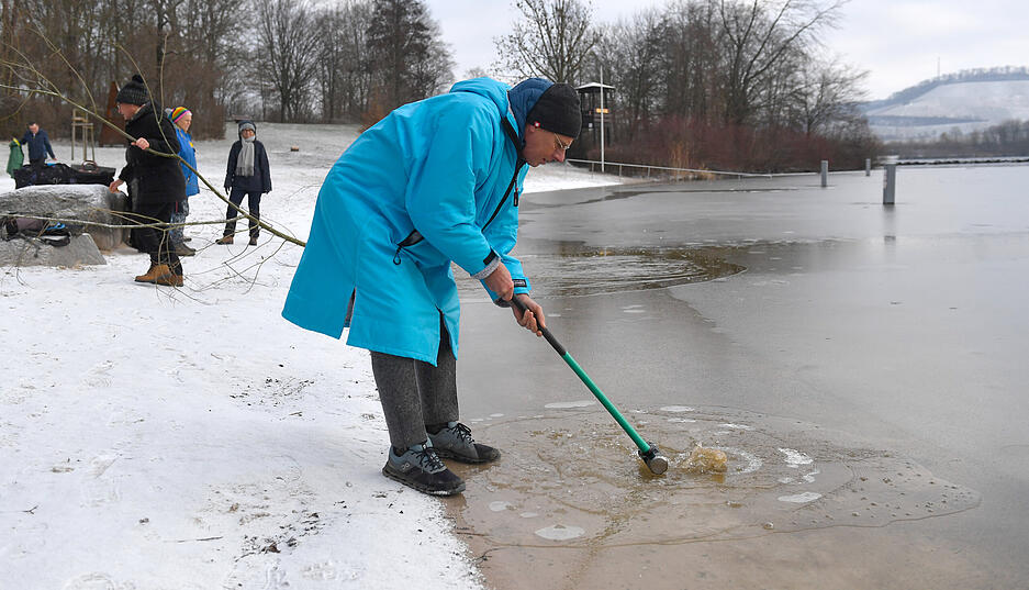 Eisbaden in Obersulm findet meist in Gruppen statt.