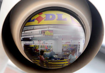 Der Innenhof der Maßregelvollzugsklinik für psychisch kranke Straftäter in Dortmund spiegelt sich am Freitag (13.01.2006) in der gewölbten Linse einer Überwachungskamera. Die Wilfried-Rasch-Klinik wird als erste von sechs in NRW geplanten neuen Kliniken am Abend eröffnet. Die ausbruchssichere Anstalt hat 54 Plätze nur für Männer. Ende Januar sollen die ersten 49 Patienten aus der Forensik in Lippstadt-Eickelborn nach Dortmund verlegt werden. Foto: Bernd Thissen dpa/lnw +++(c) dpa - Bildfunk+++ Der Innenhof der Maßregelvollzugsklinik für psychisch kranke Straftäter in Dortmund spiegelt sich am Freitag (13.01.2006) in der gewölbten Linse einer Überwachungskamera. Die Wilfried-Rasch-Klinik wird als erste von sechs in NRW geplanten neuen Kliniken am Abend eröffnet. Die ausbruchssichere Anstalt hat 54 Plätze nur für Männer. Ende Januar sollen die ersten 49 Patienten aus der Forensik in Lippstadt-Eickelborn nach Dortmund verlegt werden. Foto: Bernd Thissen dpa/lnw +++(c) dpa - Bildfunk+++