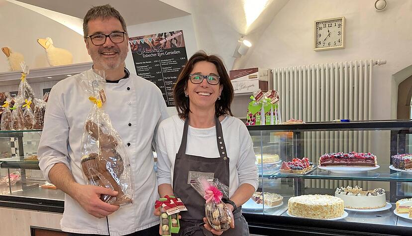 Ulf und Sabine Kretschmer haben bis Ostern noch alle Hände voll zu tun, um Café-Gäste letztmals mit Kuchen und Schokolade glücklich zu machen.