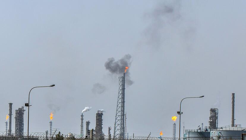 Teile der Mina Al-Ahmadi Ölraffinerie in Kuweit sind nach Drohnenangriffen abgeschaltet worden. Teile der Mina Al-Ahmadi Ölraffinerie in Kuweit sind nach Drohnenangriffen abgeschaltet worden.