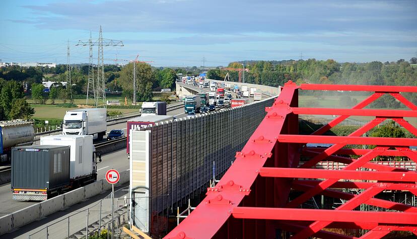 Blick auf den leuchtend roten Vorbauschnabel, der über das Neckartal geschoben wird. Daneben die bestehende Neckartalbrücke. Foto: Christian Gleichauf