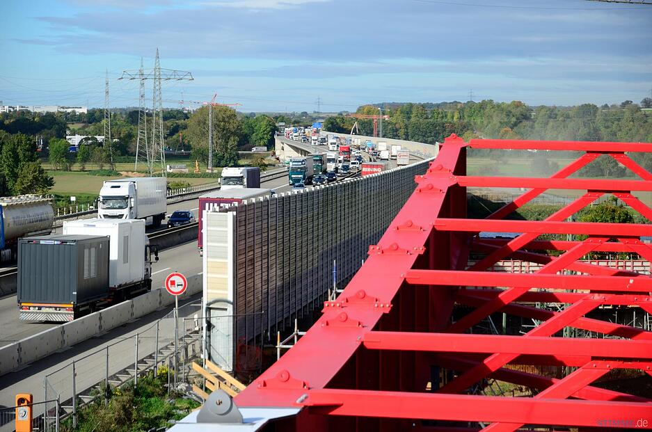 Blick auf den leuchtend roten Vorbauschnabel, der über das Neckartal geschoben wird. Daneben die bestehende Neckartalbrücke. Foto: Christian Gleichauf