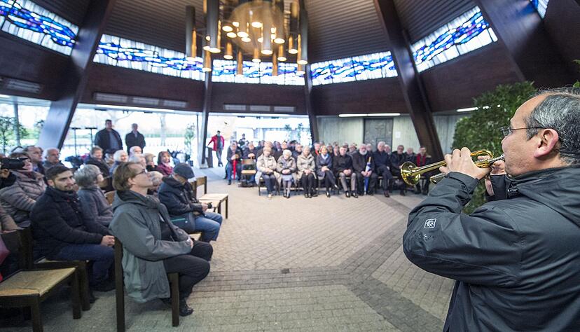 Musikalisch umrahmt wurde die Veranstaltung, die wegen des Wetters in der Aussegnungshalle stattfand, von Rozmurat Arnakuliyev auf der Trompete.