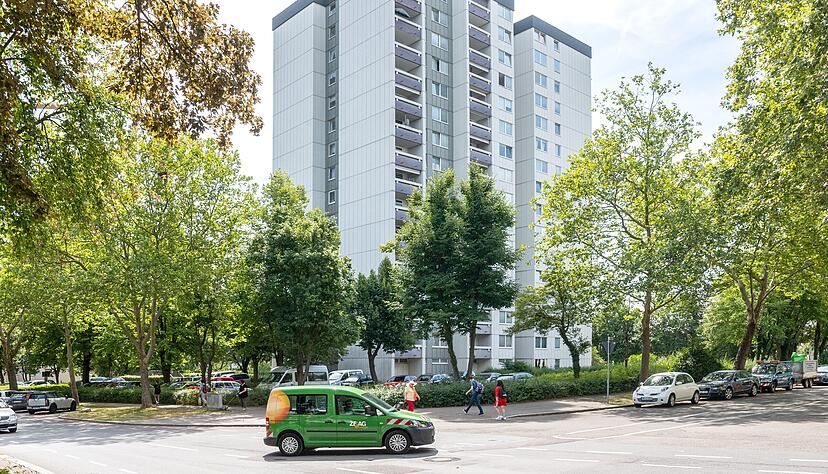 Rund um dieses Hochhaus im Bereich der Sinsheimer Straße auf der Böckinger Schanz gibt es derzeit großzügige Grünflächen. Eine "Nachverdichtung" durch Wohnhäuser soll den Flächenverbrauch im Außenbereich bremsen.
Foto: Mario Berger