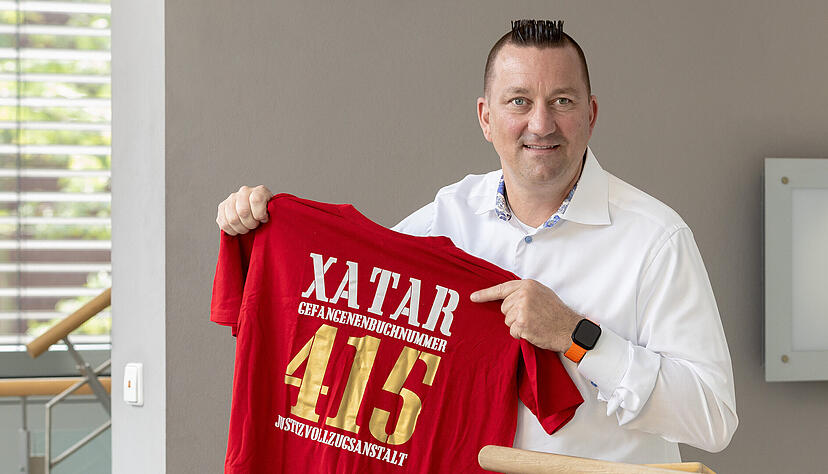 Malte H&ouml;ch h&auml;lt ein T-Shirt von Giwar Hajabi alias Xatar. 415 ist der Titel eines Songs und die Zellennummer von Xatar im Gef&auml;ngnis.