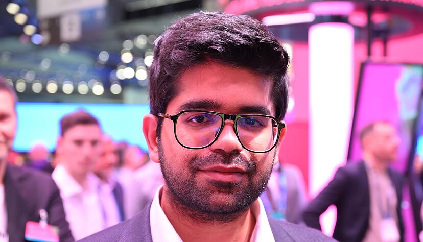 Perplexity-Chef Aravind Srinivas sieht KI-Assistenten als proaktive Begleiter, die nicht nur Fragen beantworten, sondern auch Alltagsaufgaben erledigen. Perplexity-Chef Aravind Srinivas sieht KI-Assistenten als proaktive Begleiter, die nicht nur Fragen beantworten, sondern auch Alltagsaufgaben erledigen.