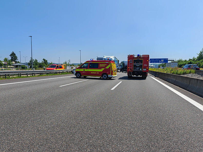 Nach einem schweren  Lkw-Unfall muss die A6 bei Sinsheim in Fahrtrichtung Mannheim voll gesperrt werden.