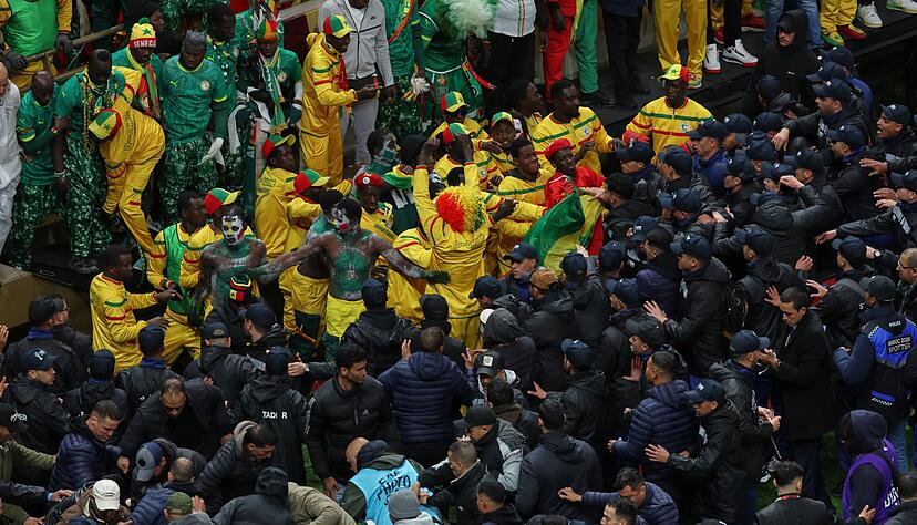 Bei dem Afrika-Cup-Endspiel zwischen dem Senegal und Marokko kam es auf und neben dem Platz zu Tumulten. (Archivbild) Bei dem Afrika-Cup-Endspiel zwischen dem Senegal und Marokko kam es auf und neben dem Platz zu Tumulten. (Archivbild)