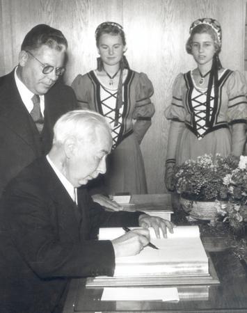 K&auml;thchen - Repr&auml;sentantinnen und ehemaliger Bundespr&auml;sident Theodor Heuss beim  Eintrag in das Goldene Buch der Stadt Heilbronn, undatierte Aufnahme. Foto: HSt-Archiv.