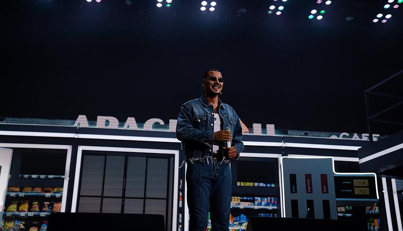 Apache 207 ist aktuell Deutschlands erfolgreichster Rapper. Beim ausverkauften Open-Air-Konzert auf dem Residenzplatz in Würzburg spielt er vor 16.000 Fans. Apache 207 ist aktuell Deutschlands erfolgreichster Rapper. Beim ausverkauften Open-Air-Konzert auf dem Residenzplatz in Würzburg spielt er vor 16.000 Fans.