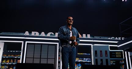Apache 207 ist aktuell Deutschlands erfolgreichster Rapper. Beim ausverkauften Open-Air-Konzert auf dem Residenzplatz in Würzburg spielt er vor 16.000 Fans.