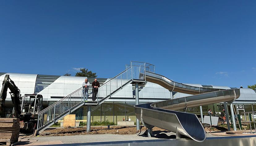 Kay Fritz und Ralf Steinbrenner freuen sich &uuml;ber die neue Wasserrutsche im Eichbottbad.
