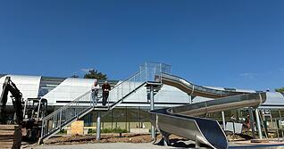 Kay Fritz und Ralf Steinbrenner freuen sich &uuml;ber die neue Wasserrutsche im Eichbottbad.
