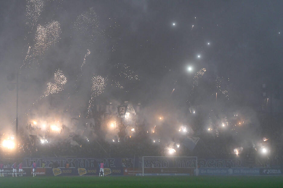 Die Fans des TSV 1860 M&uuml;nchen veranstalteten w&auml;hrend der Spielunterbrechung gegen Aue neulich eine gro&szlig;e Pyroshow. Der Anhang der M&uuml;nchener ist sehr reisefreudig. Bei Hoffenheim II war unl&auml;ngst eine vierstellige Zahl an G&auml;stefans in der 3. Liga dabei.