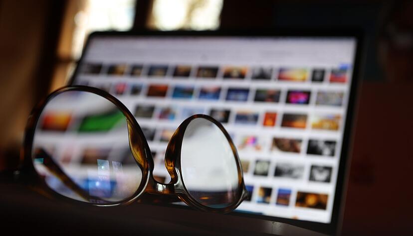 Eine Bildschirmbrille ist ein Arbeitsmittel und Eigentum der Firma.
