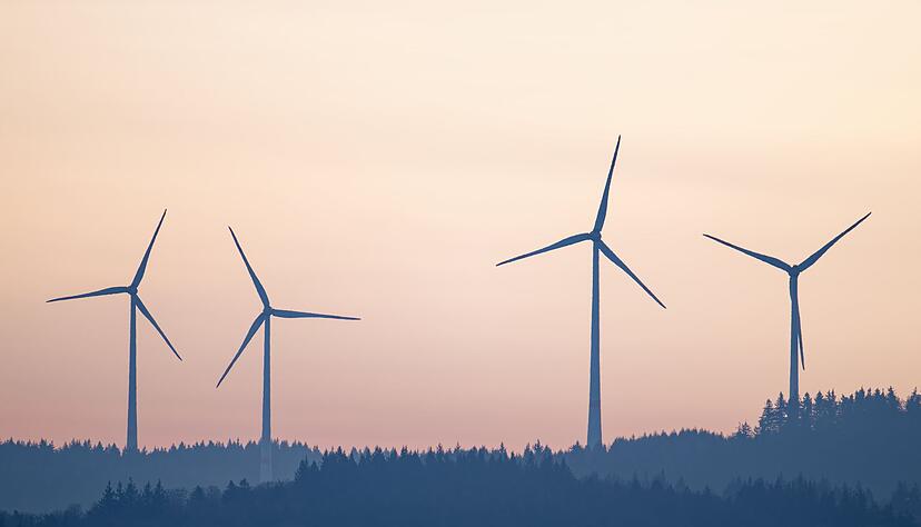 Wenn Windkraftanlagen gebaut werden, regt sich vor Ort oft Widerstand. (Archivbild)
