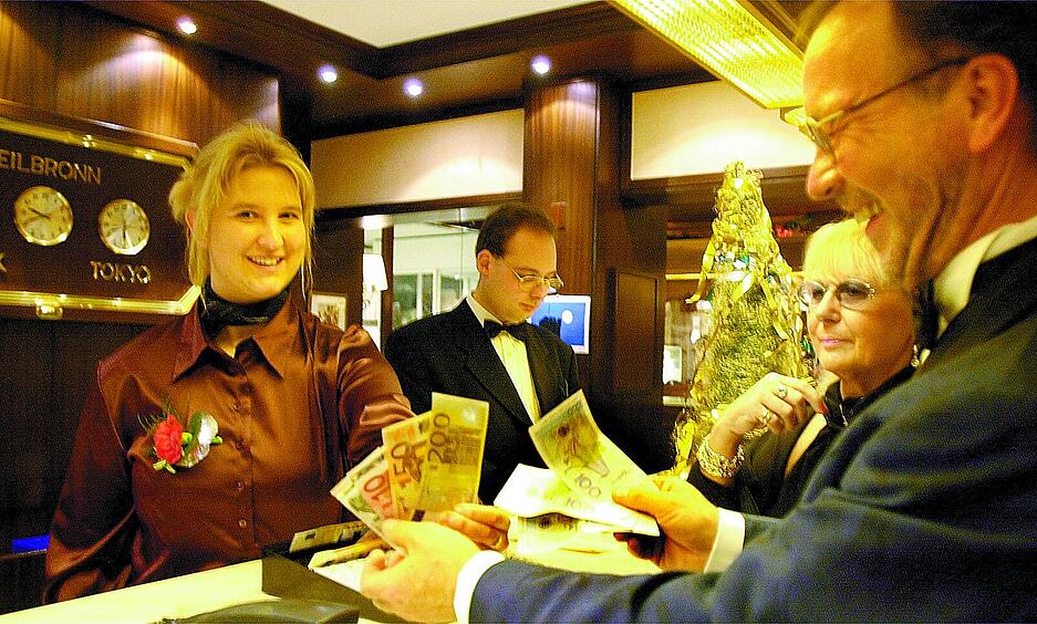 31. Dezember 2001: Gezahlt wird in Mark oder Euro, zur&uuml;ck gibt es nur die neue W&auml;hrung. So will es der Gesetzgeber in der Silvesternacht ab 0 Uhr.  Die Wechselstube im Heilbronner Insel-Hotel entwickelt sich zu einem Renner. An der Rezeption wechseln G&auml;ste Mark in Euro.